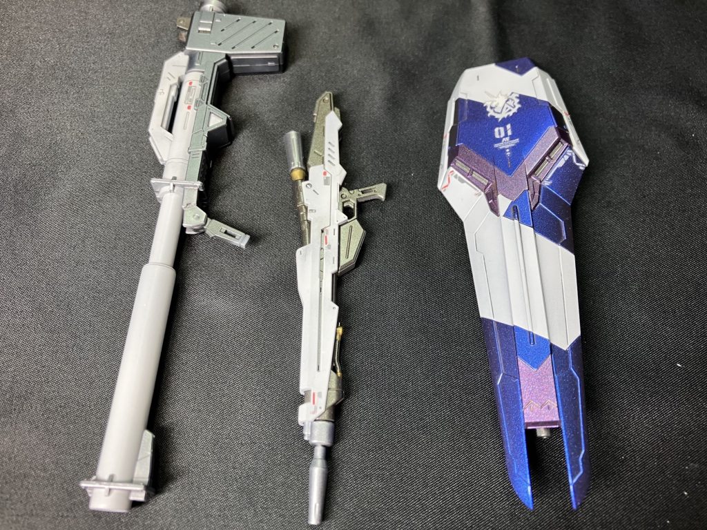 各種武器メインのホワイト以外光沢有りで仕上げてみました本体込みで複数のシルバー使ってるけど、何色使ってるか分かるかな?