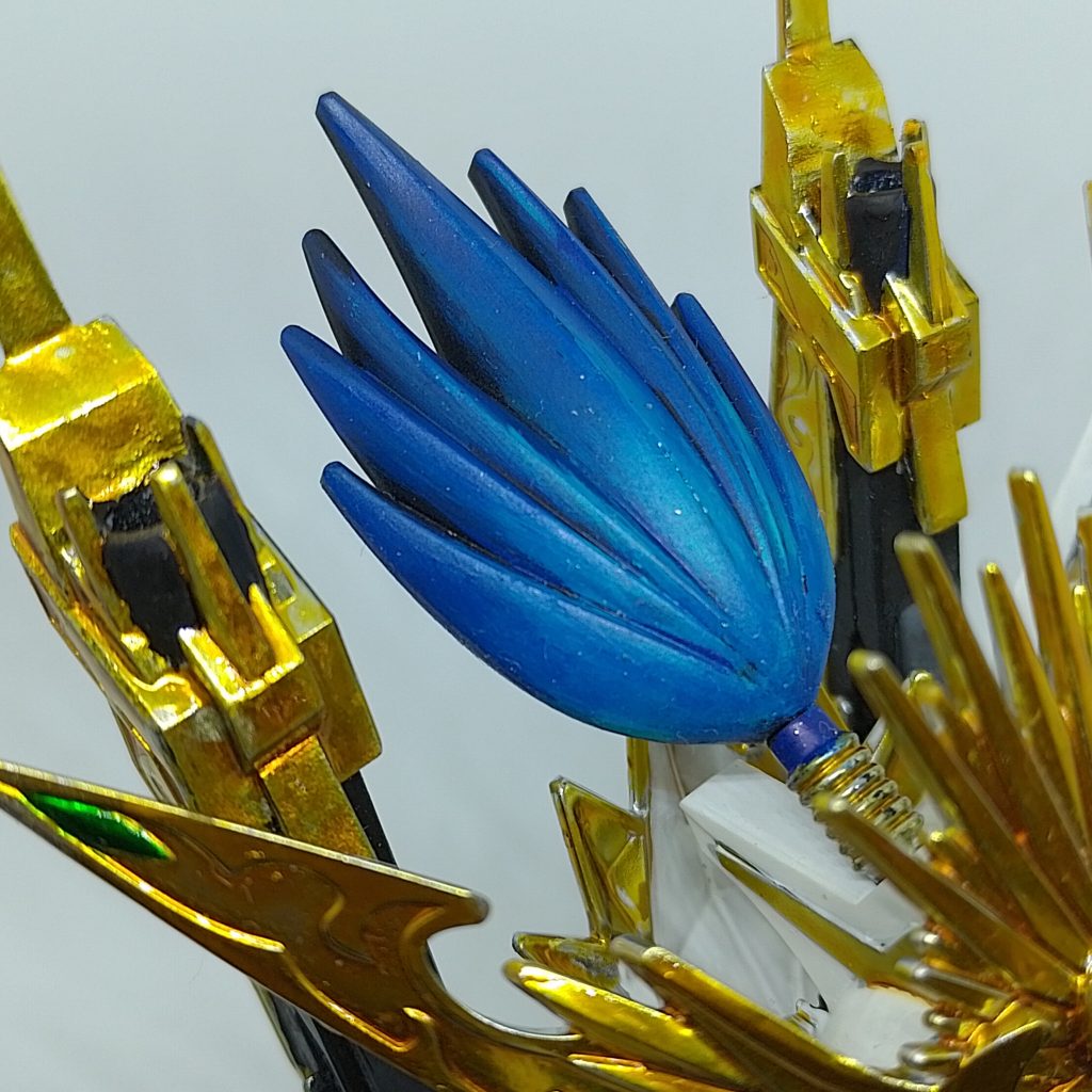 髪髪は他の部分と同様に手描きで表現され、平坦な青色と空色から描かれています。グラデーション効果はアクリル技法を使って表現されています。