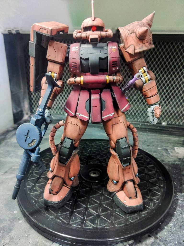 　各所スジ彫り、頭部、スカート、シールド等に多少の改造をしています。　マガジンに以前拝見した残弾確認出来るよう改造しました。位置は間違えましたが…