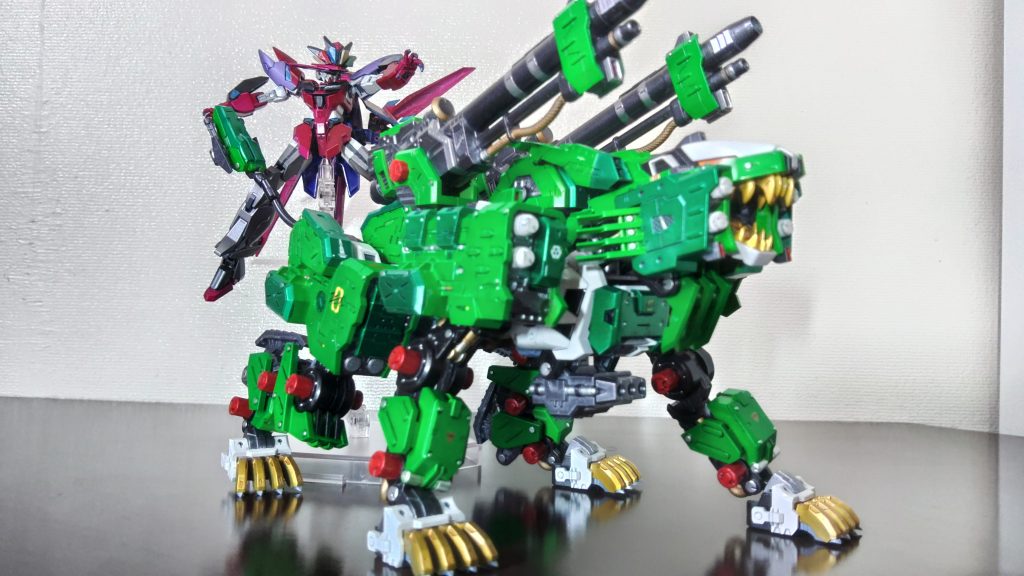 思い出のほぼ全てを消費して繰り出すダウルダブラの最終決戦形態。あの緑のライオンは流石に作れなかったので手元にあった「ライガーゼロ・パンツァー」で代用してます。ち、違うぞ!決してフル塗装したゾイドを自慢したいわけじゃないぞ!!