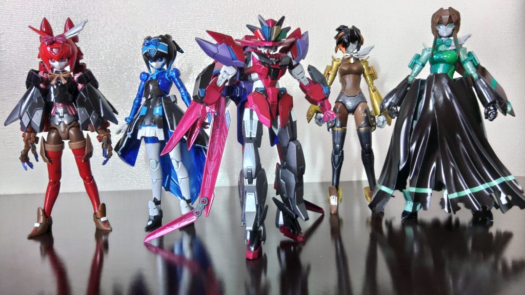 今まで作ったモビルスコアラーと並べてみました。色合いも相まって戦隊ヒーローのような出で立ちになりました。そう、戦隊と言えば”あれ”をやらねば!!