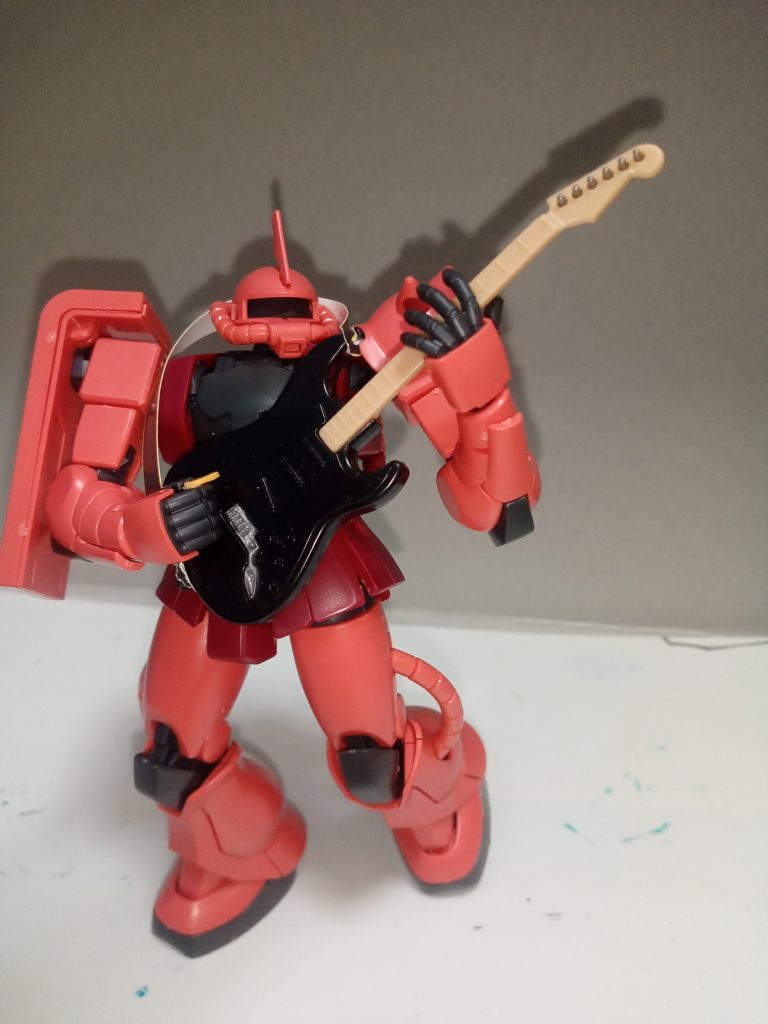 便乗ネタですいません。以前買ったミニチュアのギターを持たせてみましたがサイズ的にはちょうど良さそうでした。ストラップが紙なのでちゃんと作ってあげて、色もちょいと塗ってあげればもうちょっと決まりそうですね。