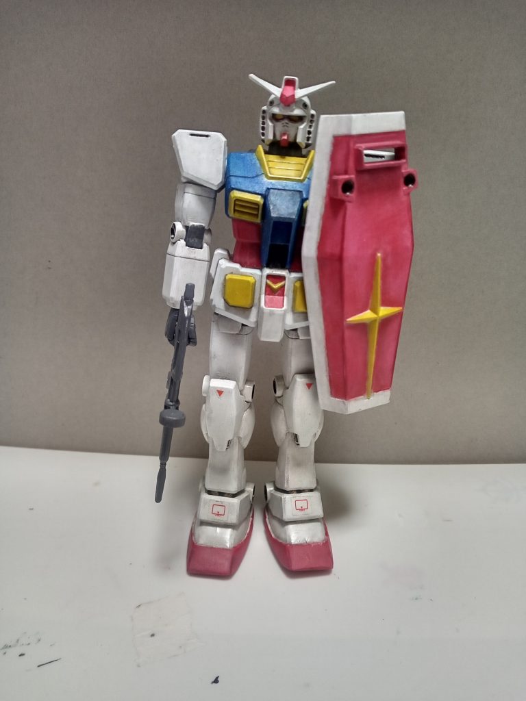 本体はコクピットハッチを開けた以外何も弄っていません。今回はボディの合わせ目消しもやっていない手抜き制作です^^;もともとFGは一度作ったたことあるのですが、フォルム自体は凄くかっこいいと思います。