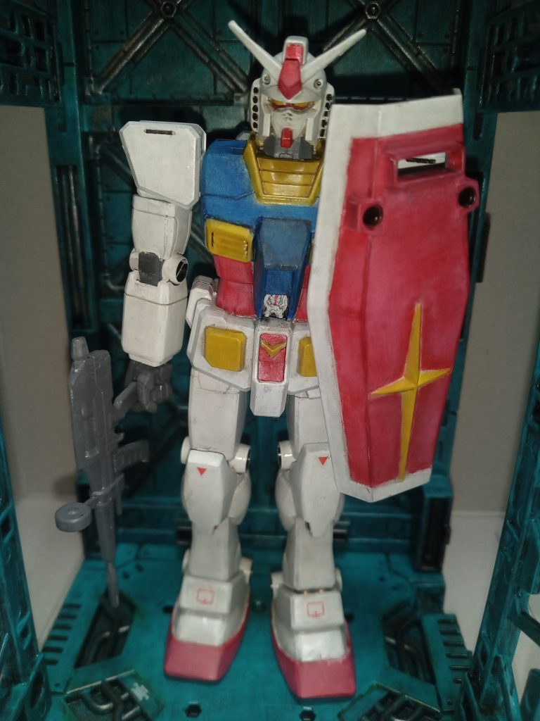 中身のアムロくんは100均のジオラマ軍人を筆塗りでそれっぽく塗りました。せっかく塗ってみたものの、上手くアムロが見せられなくて難しかったです。思いつきでやってみましたが微妙な感じになってしまいました。