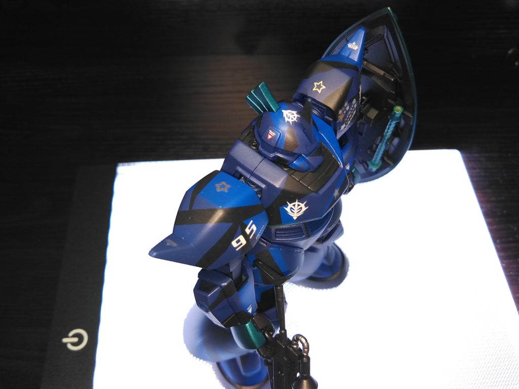 機体にはトレードマークの五芒星のほか、星座のマークもあしらわれている。また、迷彩に用いるカラーは同隊イメージカラーのブルー系を採用している。という設定です。スプリッター迷彩は面倒臭くないかなと思ったのですが、意外とマスキングが面倒でした。いわゆる迷彩(ウッドランドパターンとか)はフリーハンドでやってしまっていたので。ちなみに、青と紺と黒と青竹色で塗ってみたのですが。