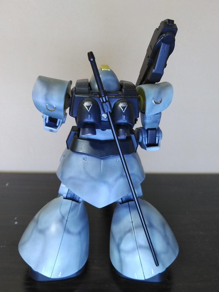 ヒートサーベルは収めた状態でも青だか黄色だかのようですが、通電？していないから、単なる黒鉄色にしました。