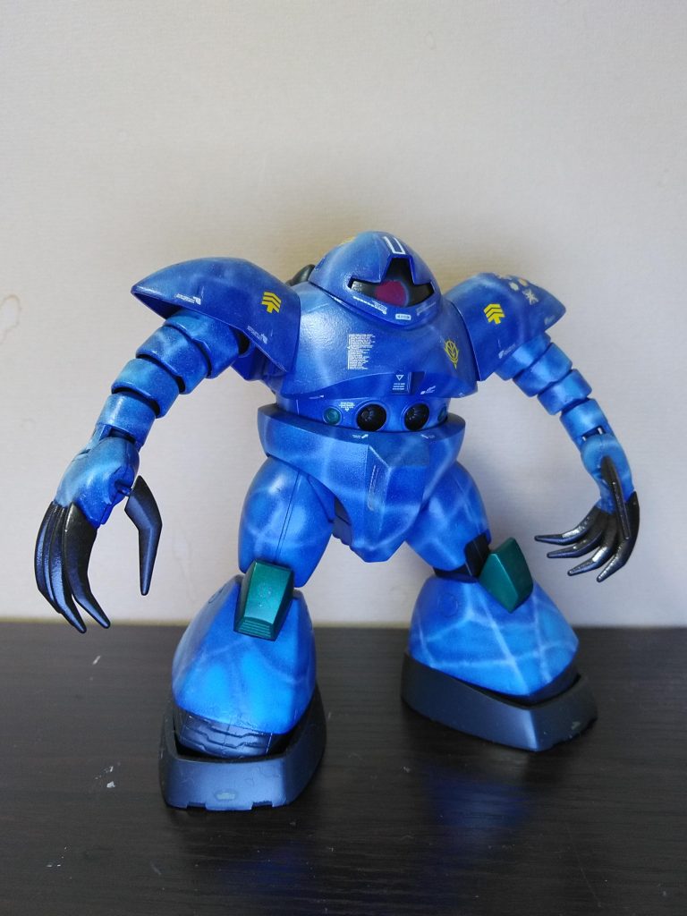 目玉のシールがどっか行っちゃったので、光っている感じに塗装を試みたのですが、単に、青白い下地に赤丸が乗っかっているだけになっちゃいました。今度はも少し色の塩梅を考えたいと思います。でも、冷たい感じは、水っぽい迷彩で表現できたと思うのですが、いかがでせうか。