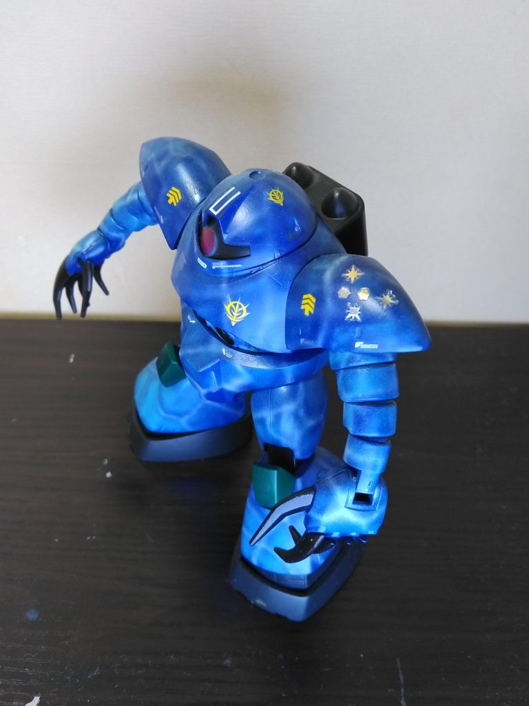 本機体は同隊のトップパイロットである　ジュン・アサミ　の搭乗機であり、同隊シンボルマークの雪の結晶と、ヒザ等に同隊イメージカラーのグリーンがあしらわれている。という設定です。