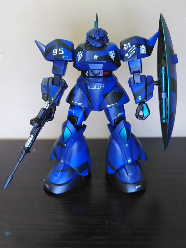 ジオン公国軍は機動性や攻撃力など、あらゆる性能が高く、また、活動範囲や運用目的を問わず、さまざまな局面での活用可能なモビルスーツとしてゲルググを開発した。