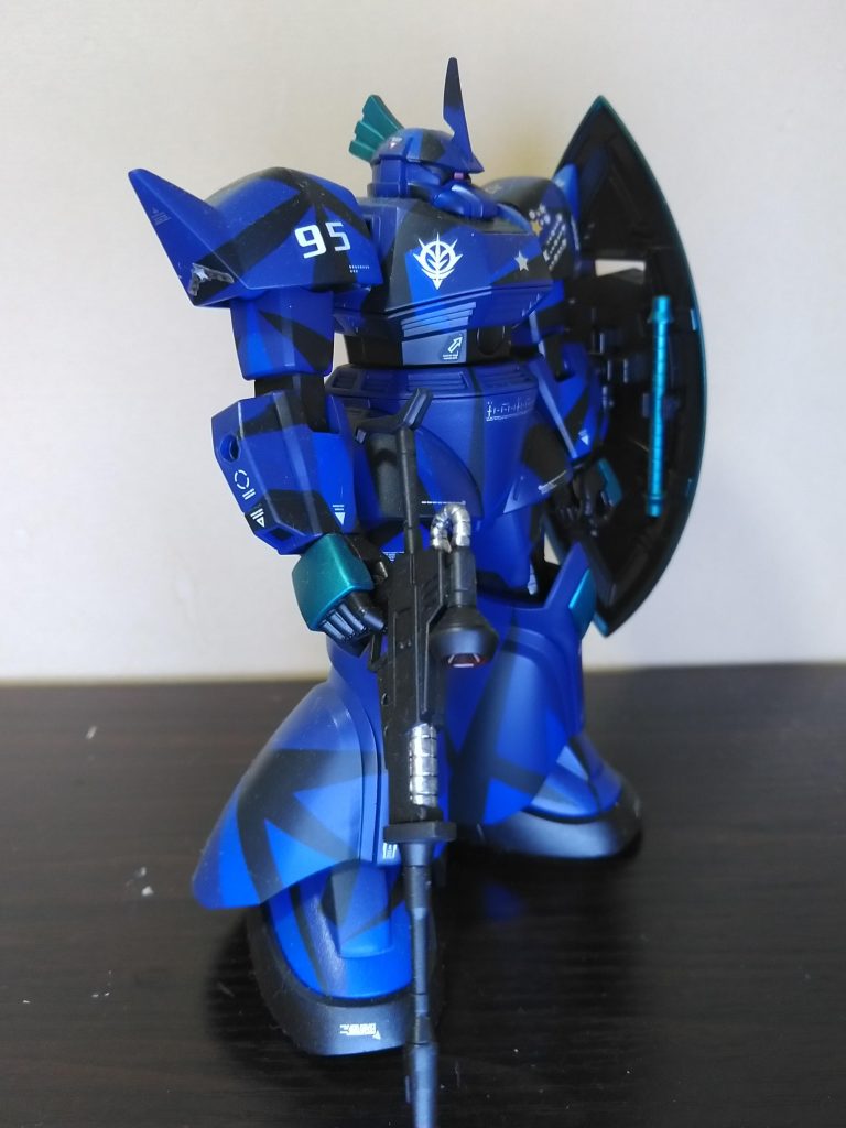 本機体は、コロニー内といった重力圏下、宇宙という無重力空間、いずれでも作戦行動可能な特殊部隊『Star troupe』(星組)のトップパイロットである　レー・マコト　操縦士のものである。