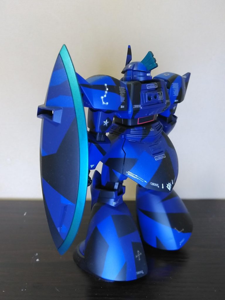 戦域が多種多様にわたることから、ある特定の背景に溶け込むための迷彩ではなく、どのような状況でも迷彩効果が発揮できるように、機体の形そのものや大きさなどを誤認識させるためのスプリッター迷彩を採用している。