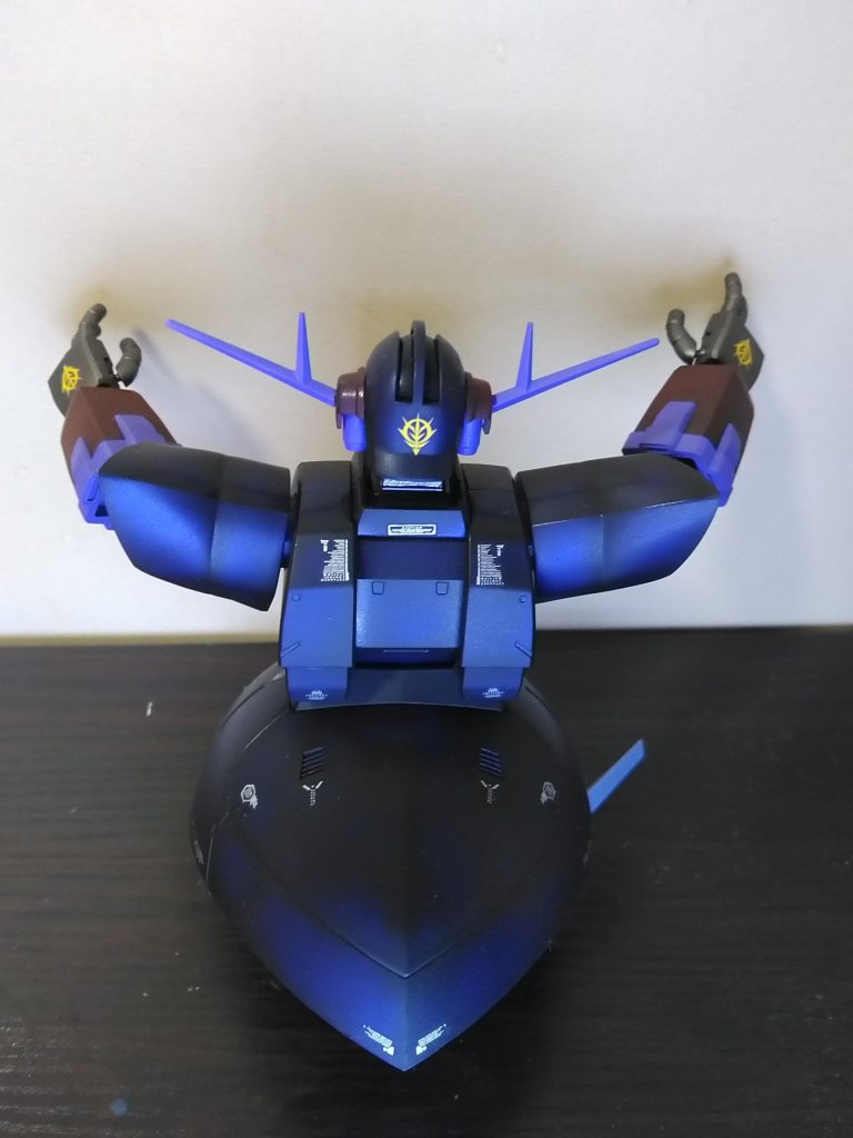 なお、本機体は同隊のトップパイロット　トア・セリカ　操縦士のものであるが、同隊のイメージカラーであり、また、宇宙空間での視認性が低いとされるパープルを基調としたカラーリングが施されている。