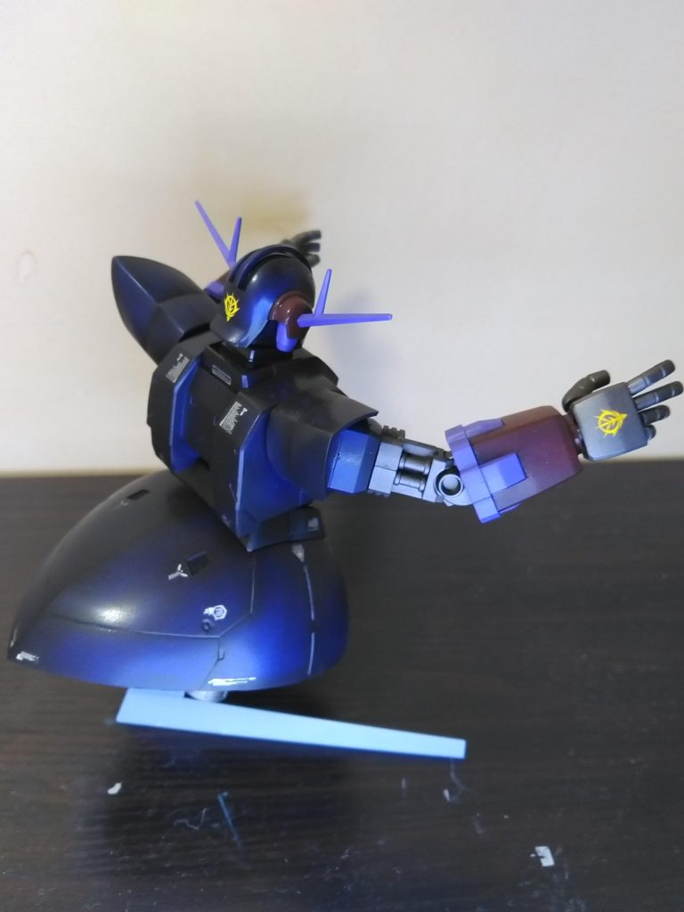 という設定であります。下地には、エッジ部分を焼鉄色、面部分を銀色、本体の紫はクリアの赤と青を混ぜたのですが、赤より(腕部分とか)の紫が赤すぎたのが反省ですね。実物はも少し本体の紫感があるのですが、写真だと暗い青感が強いです。言い訳ですが。