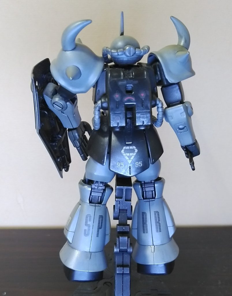 本機体は連隊の　ユリア・セオ　操縦士のもので、シールド及び背部に同隊トレードマークのダイヤがあしらわれており、同隊イメージカラーのグレーを基調とした塗装がなされている。