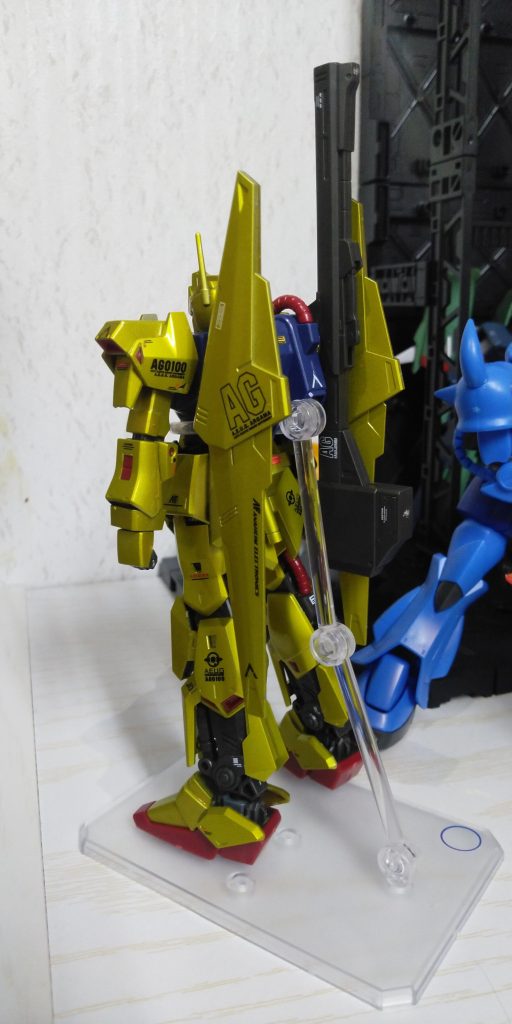 ランナーにスプレー直吹きなので塗り辛い面やエッジは色があまり乗ってませんわりと目立つところが色ムラ出ていてしょんぼり...