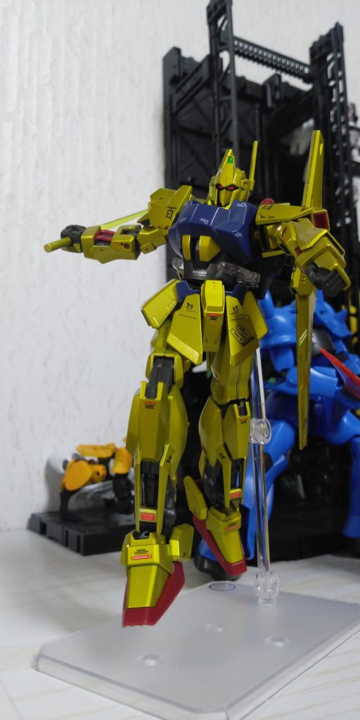 アニメの百式ってもっと黄色っぽかったよなーと思ってシルバーにクリアイエローを重ねて塗装しましたゴールド+クリアオレンジとか少しクリアオレンジを混ぜるとか色々パターンはあるみたいですがブースを出すのが面倒なので缶で青空塗装できるこの組み合わせにモチベがあるうちに組み上げるべくアンテナのシャープ化とかゲート処理とか手を抜きまくったわりに組上がりはわりと好みの雰囲気に仕上がっていたのでもう少し詰めとけば良かったと後悔しております