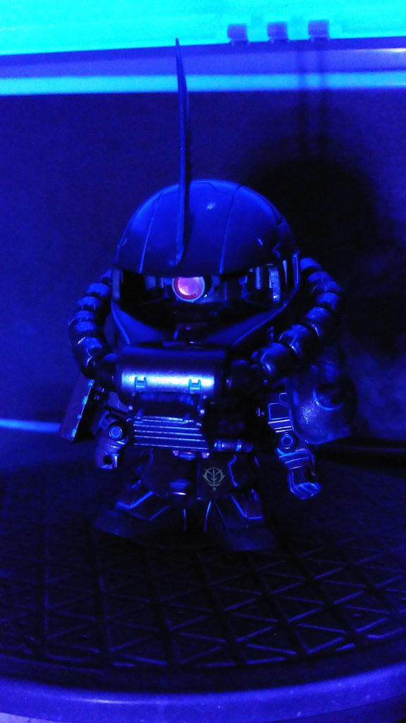 モノアイは蛍光ピンク、墨入れは蛍光ブルーでしています。