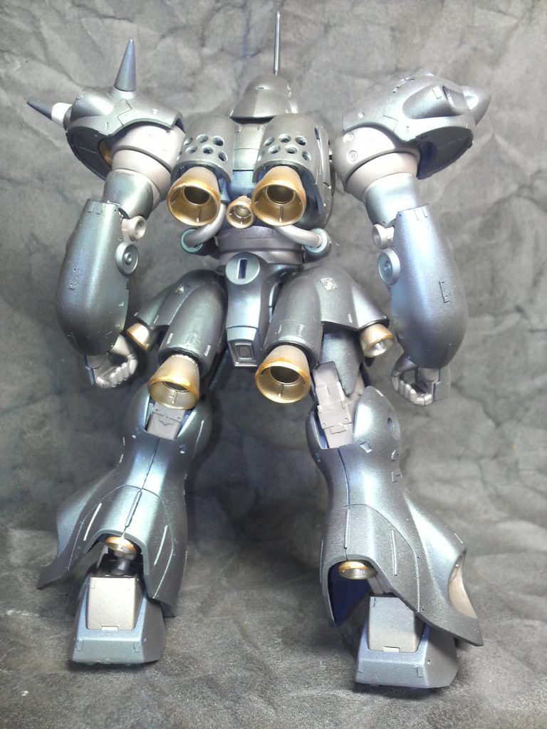 スジ彫りや段落ちなどのディテール工作をしています。