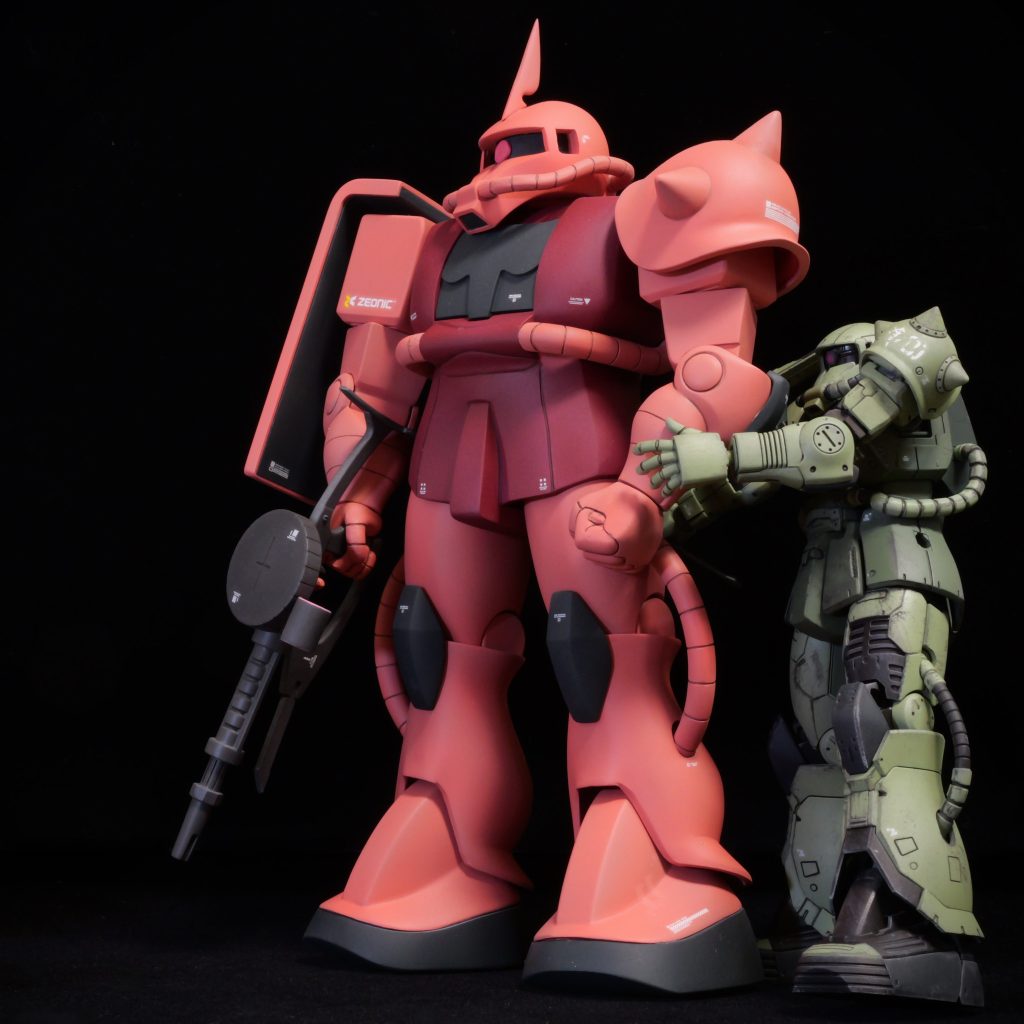 叱られて母親の後ろに隠れる子供。