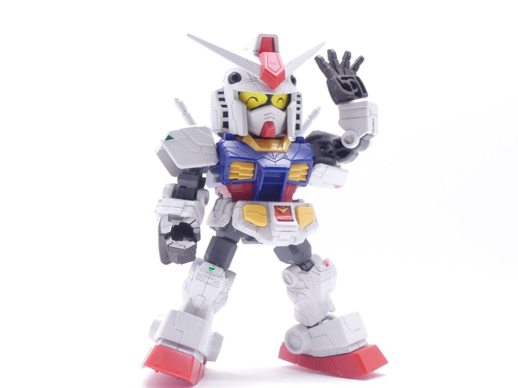 ストーリー199X年。「SDガンダム」が今よりももっとみんなの近くにいた頃。SDガンダムの世界・「エバーランド」と現実世界は、確かにつながっていました。「エバーランド」は、この地の生き物「ミスク」の暴走によって壊滅の危機を迎え…現実世界にいたSDガンダム大好きな少年少女7人を、七冊の不思議な本・「エバーブック」によりガンダムとして召喚したのです。シイナ・マサミチ。この物語の主人公・シイナ・アマミチの父は、シャクジイ・ゲンゾウさんやトコロザ・ミツグさん、他の頼れる仲間達とともに「エバーランド」の危機を救いました。彼らは協議の末、「エバーランド」と現実世界とを結ぶ扉を閉じる事に決めました。その方が良かったのです。多分。その頃は。7冊の「エバーブック」はただの思い出として、現実世界に残され…2011年、東日本大震災で一冊失われたりしながらも…そして、長い長い時が経ちました…202X年。横浜にまだ実物大の動くガンダムが存在していた頃。シイナ・アマミチは、昇陽高校の一年生。模型店を営む父の影響でSDガンダムが大好きになりました。あと読書も大好きです。いつしかかけがえのない仲間となるナガサキ・シルヴィア・サクラやカスガ・コウシロウとは、この高校の図書室で出会いました。彼の高校生活は、何事もなく順調に過ぎ去っていくかのように思えました……模型店の屋根裏部屋で、一冊の「エバーブック」を見つけるまでは。それにガンプラをかざしたアマミチは、あろうことか…「エバーランド」に転送されてしまったのです。かざされたガンプラ・RX-78F00の「演者」となって!その日から、アマミチ自身はもとより、そして周囲すべてを巻き込んだ大冒険が始まる事となったのでした。閉じたはずの「エバーランド」への扉が、再び開いたのです…