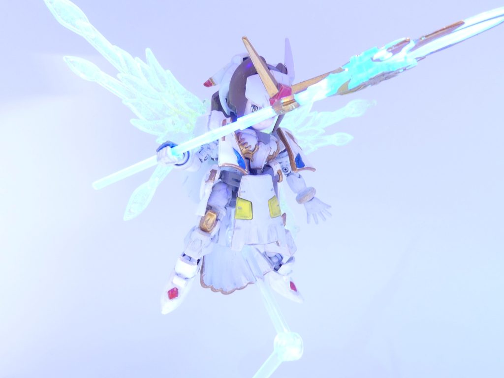 エバーランドの住人達特にストーリーに関わるキャラを記載。・女神・エースデイかつて、「エバーブック」をマサミチ達に授けた女神、らしい。現在は、混迷を深める「エバーランド」を驚きながらも、なんとか…なんとか見守っているようだ。・機竜士フォーミュラルアップリフトコマンドリージョン近くの沼地に住む科学者。相棒はライトグリーンガンドラゴン。毒や酸の使い手。部分的ながら予知能力を持ち、「オリジナルエバーブック所持者が戦えばエバーランドは滅ぶ」とカインに伝えた。その真の力は未だ謎である…