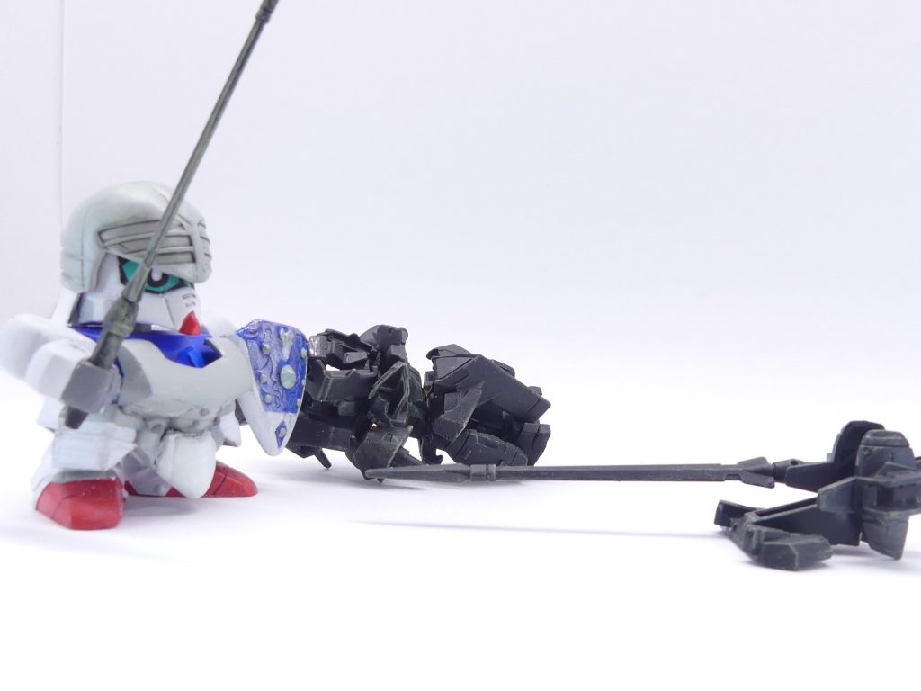 エバーランド地名集※適宜書き足します・エバーランド「エバーブック」によってログインする別世界。住んでいるのはSDのモビルスーツのみ。人間の顔をしているのは現状エースデイのみである。ナイト・ムシャ・コマンドの3つのリージョン(地方)に分かれ、その間には大きな川が通っている。・ナイトリージョン文字通り、騎士ガンダムが中心に生活している場所。かつて「エバーランド」と現実世界の扉を閉じたはずの場所でもある。中心のヴァトラス城では、ガンダム・シャインアーサー(※「GBNW完結編」に飛びます)が王として君臨しているが少し自信なさげ。・ムシャリージョン文字通り武者頑駄無が…他に三国伝関係もこちらに生活。詳細はまだ不明。・コマンドリージョン文字通り…コマンド関係以外にもガンドランダー(他リージョンで生活している事もあります)やSDW関係(特に上記2リージョンに当てはまらないもの)が生活。3リージョン内で唯一海とつながり、海にも生活圏を持つ。リーダーはコマンドジャスティスガンダム。多くの部下がいる。ちなみに、「エバーランド」の宇宙は未開発である。そもそもほとんど誰も知らない。行った者はごく一部を除いていないという…