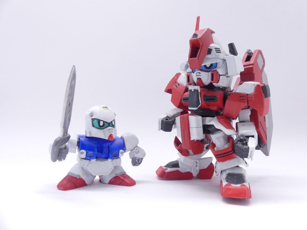 エバーランド用語集※適宜書き足します※・ログイン現実世界のガンプラビルダー達が、「エバーブック」を使い「エバーランド」にガンプラの姿となって現れる事。人間は、ガンプラ役の「演者」に。使用ガンプラは、演者の「配役」として使用される。「エバーランド」内では、思いのままにガンプラを動かす…というよりも演者が自分で「動く」事ができる。人間がガンプラを変えた際は配役も変更となるが、基本的に同じ演者のガンプラは見れば解るという。・エバーブック(オリジナルエバーブック)本型の「エバーランド」ログイン端末。ガンプラをかざす事により、「エバーランド」にログインする。背部分には宝石のようなストラップ様のものがつき、これの輝きによってEPの量や再ログイン可能になるまでの時間を知る事ができる。ログイン中は本のページ部分が内部の様子を伝え、現実世界との通信機としても機能。演者は、「読み手」の指示や助言を聞く事ができる。一度撃破されると再ログインまでに一週間ほどの時間が必要になるが、基本的に何度撃破されても演者の心が折れない限りログイン可能。オリジナル同士は共鳴し、その感覚で仲間だと解るのだという。・電子書籍エバーブック(電書エバーブック)何者かが密かに開発したという、「エバーブック」を電子書籍のアプリ化したもの。SD限定とはいえ「ガンプラバトル」を行えるシステムとして、ネットの裏社会で売られているようだ。能力などは基本的にオリジナルと変わらないが、撃破されるとアプリを入れたPC・スマホ、そして使用したガンプラが何らかの力で爆発し使用不可能になる。それは「死」と同義とされ当該人間の再ログインは不可能。・GP(ガンプラパワー)そのガンプラの戦闘力。大きいほどそのガンプラは完成度が高く強い。各ガンプラの作品ページでは最大999までで表記されている。演者の頑張りによりその差を覆す事もある程度は可能。「エバーランド」の住人はガンプラではないため、あくまで「仮想GP」という表記。この場合でも最大は999。・EP(エナジーポイント)「エバーランド」内でガンプラが行動するために使うエネルギー。攻撃や特殊技能(飛行・召喚など)で減少し、0になるとそのガンプラは戦えなくなる。ログアウトする事のみで回復可能であり、100%になるまで再ログインは不可能。また、演者の食事などは現実世界のみで行えるため、理論上連続してのログインは不可能となっている。EP0から100%になるまでは約1週間のクールタイムが必要となる。「エバーランド」の住人にはこの概念が存在しない(必殺技を使うと普通に疲れるなど一般常識による)。・使用ガンプラ・基本的にはSDガンダムを使う事(SDならちーびー戦士でもMGSDでもモビリティジョイントなどの食玩でも元祖SDガンダムでもよい)。・リアルガンプラの直接使用は多大なペナルティがかかる(機兵やリアル武者・リアルモードなども運用上かなりの制限がある)。とりあえずリアル顔だと数十秒もいられない。これを必殺技として応用するなどはあり。召喚などはものによりかなりのEPを使うがこれには当てはまらない。・ガンプラは自由だ。歴代シリーズその他からいろんなアプローチのガンプラが次々に登場。・レギュレーションは明示しよう。昨今の公式コンテストにのっとったレギュレーション(基本的にバンダイ製ガンプラおよび一部パーツ・プラ板・パテなどの一般工作材)はオフィシャルレギュレーション。30MMやコトブキヤなど他シリーズ・他社のマテリアルを使ったりしたものはアンリミテッドレギュレーション。本連載では各ガンプラデータに明記。ちなみに「エバーランド」では性能の違いなどはありません。一応ね。