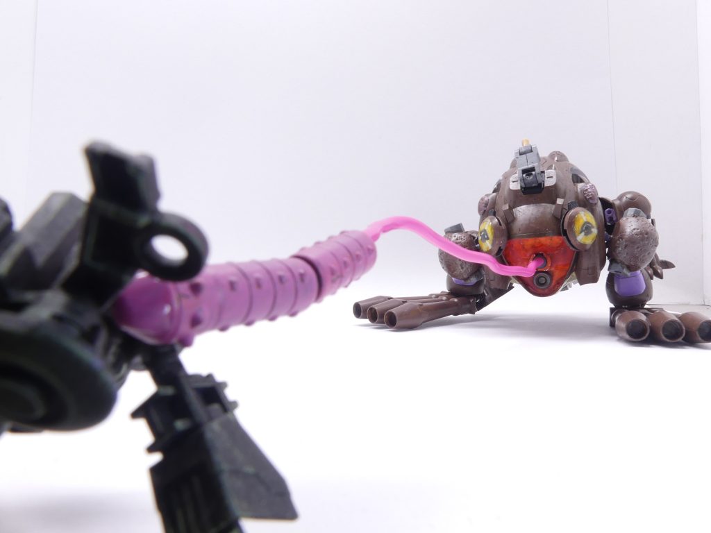 蛙の生態には忠実なので獲物（ミスク）を捕獲。手は大砲などの機能はありません。