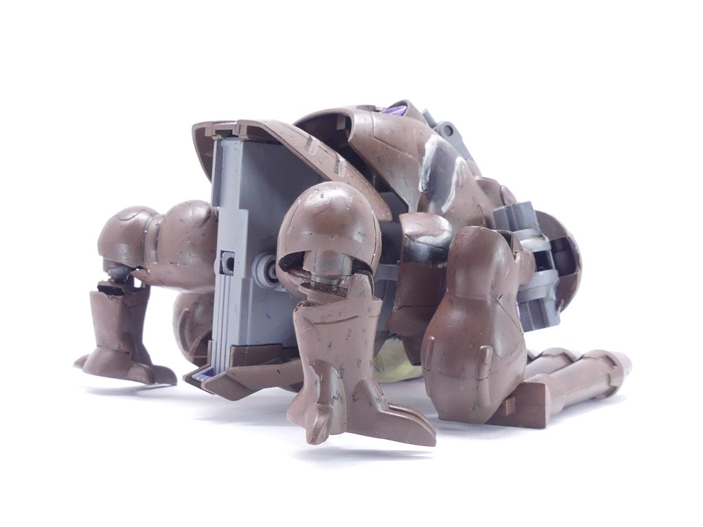 後ろから。後ろ足浮いちゃってる。体のイボイボは油性色鉛筆で。