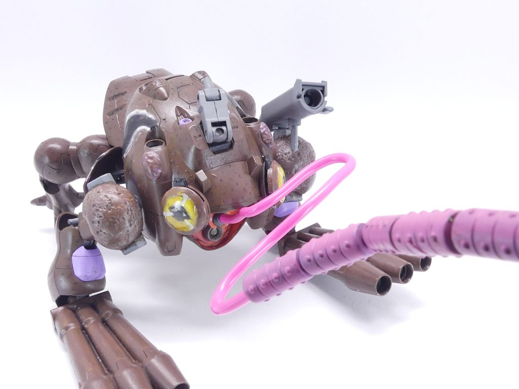 舌毒鞭（ぜったいべん）：柔軟性と堅牢性を兼ね備えた舌は自由自在に動かすことができ、相手を打ち据え捕獲する。先端には粘着力を持ち、獲物を逃がさない。酸灸羅（スキュラ）：舌の下部、下顎に当たる部分にはビーム砲を内蔵。口まで運ばれた相手を確実に破壊する。毒腺：背中には猛毒を吹き出す毒腺を持つ。グシオンのスラスターを使い、ガスのように拡散させることも可能。獲物の体力を奪うことは演者が成り代わって演じる「エバーランド」では特に有効である。隠し腹：グシオンの腰アーマーの裏には多目的発射管を内蔵。νジオンのあまりフィンファンネル接続パーツから。舌は自遊自在3.2ミリ。その先は（これもちょうど良く手に入った）黄蓋グフから。