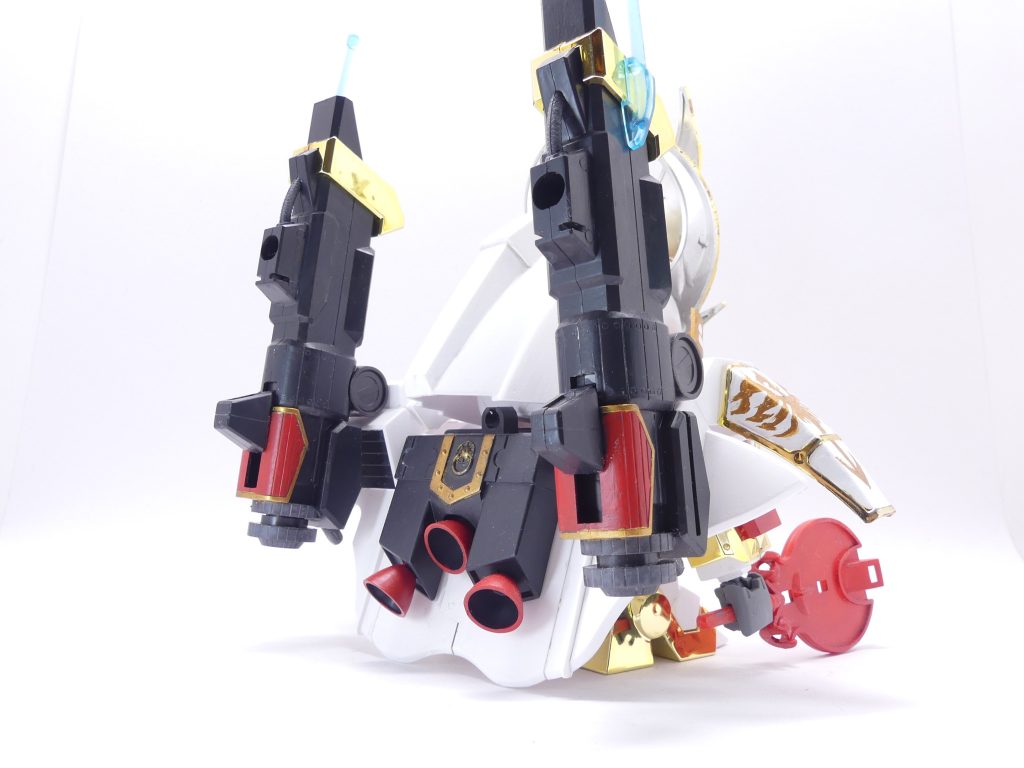 後ろから。こちらは若干シール部分の塗装あり。肩鎧と腕は独立しており、腕の可動を妨げない構造です。