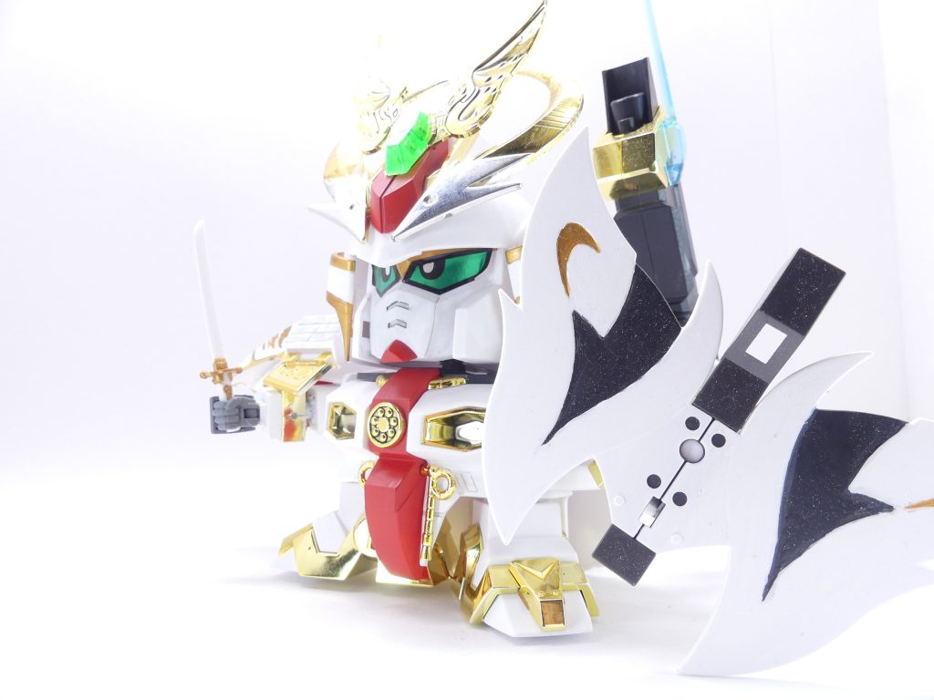 シールド：少しくらいの爆撃には、びくともしないぞ！ガンダム結晶（クリスタル）：大将軍に受け継がれてきた不思議な宝石。光をエネルギーに変えるという不思議な石だ！この力を応用すると自分の体を巨大化することもできるぞ。サンバスク：肩のパネルは太陽光を吸収し武器のエネルギーに変える仕組みである。肩鎧：本来の二代目大将軍の肩鎧は鳳凰が描かれているが（本キットだとモールドなしのシール、ＬＧＢＢだと別パーツ処理）、本機は左肩に騎士ガンダムでよく見る紋章が描かれている。エバーランドすべてを背負って戦うというゲンゾウの決意の表れであろうか…サンバスク…某太陽の子…ちょうど年代も一緒だし…