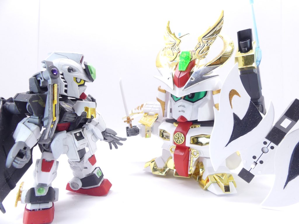 「私たちは、この場所を…守りたいんだ。エバーブックのデータを電子化した誰かを突き止め…それを、打ち砕く。」豪華大将軍はその力で児雷也シナンジュ・スタインを撃退。ユマは撤退を選択し、戦いは終わりました。ぼろぼろのアマミチの前に、巨大な大将軍がたたずみます。「僕らは僕らの道を行く。それが、たとえ…昔の仲間であっても、だ。」カインは、アマミチ達とは別の道を取ることを宣言します。今のお前ではエバーランドを守れない。そう口にしながら。「僕は…僕は、あの人に…勝ちたい…！」アマミチはー----一方、「ガンプラ部」でも新たな動きがありました。アシガクボ・サトル。元吹奏楽部の彼が、カスガ・コウシロウの誘いもあって加入したのです。