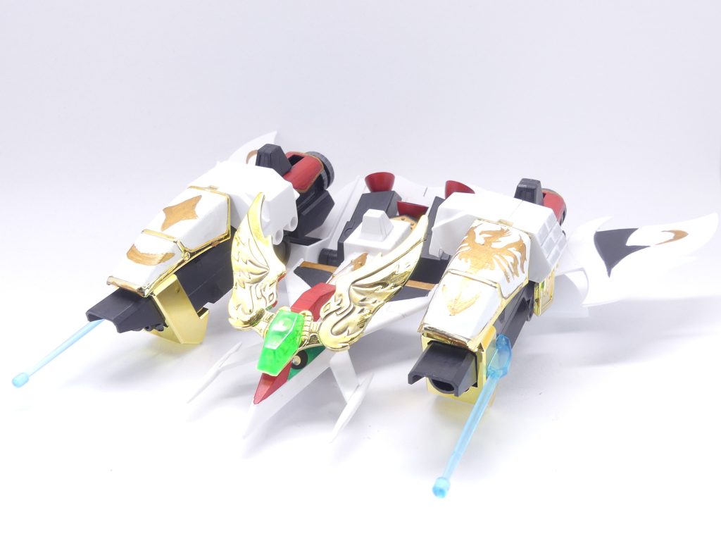 フェニックス・武者フェニックス：大将軍の鎧を分解することでサポートメカになる。フェニックスとの連携で巧みに分解装着をこなすのだ。