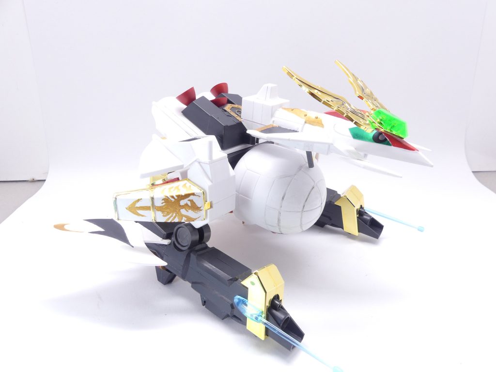 武者フォートレス：軽装タイプと武者フェニックスの合体した高速移動形態。エバーランドをどこでもひとっ飛びできるほどのスピードと航続距離は、完成度以上の思いの強さが表れている。カインはこの形態で飛行し、各所の「ブリッジ」メンバーを撃退（撃墜してしまうとそのトップを割り出せないのでできる限りしない）しながら、ついにアマミチ達に出会った…のちに豪華初代大将軍も発売。二大豪華大将軍は近年までガンダムベースにも残っていました（現在在庫不明）。