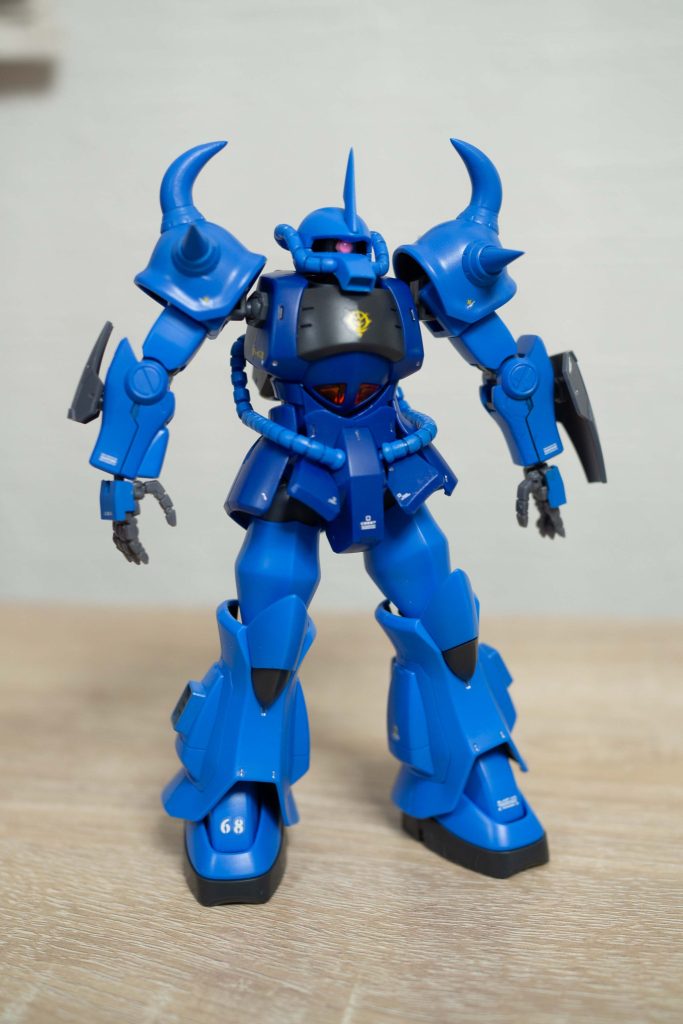 モビルスーツのほとんどが胸に厚みがあるため、チューバを構えても、マウスピースが顔まで届かない!!!ガンダム系はまず無理、マッシブなドムやゲルググも不可。ザクなら。。。と、構えさせてみたものの、膝が引っかからずチューバを固定させることができない!!!グフなら膝がとがってるので試してみたら・・・できました(笑)ついでにちょっとディテールアップなどしましょうか。