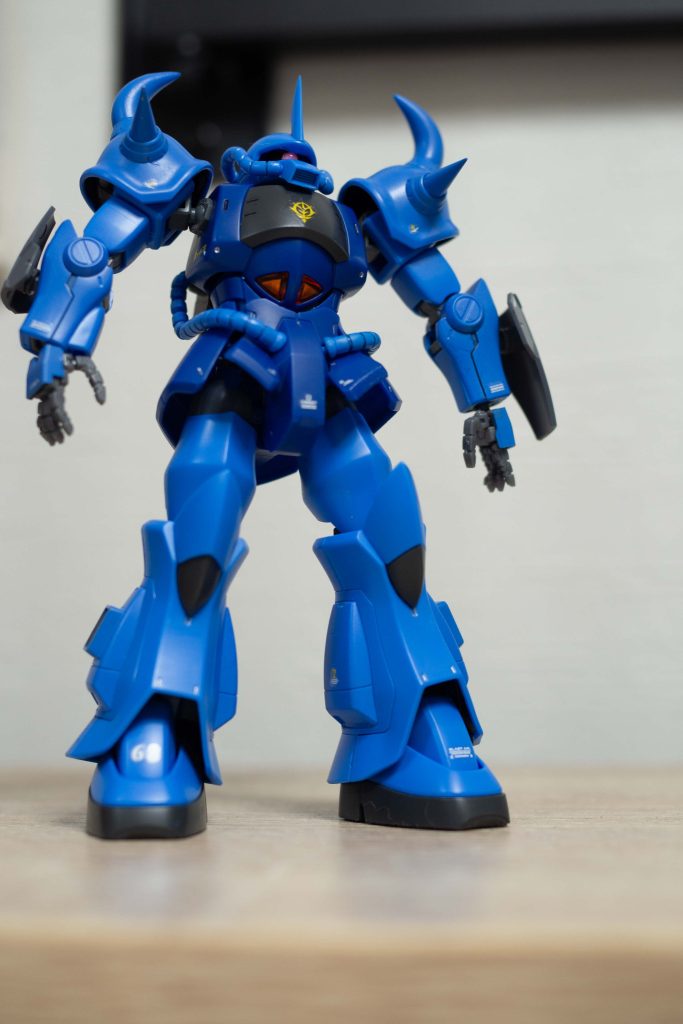 チューバを持たせるために、手のひらは極め手を使用。これはいいものだ。以前は平手などを指をカットして瞬間接着剤で接着し直して楽器を構えられるようにしてたので細かい作業が難儀でした。