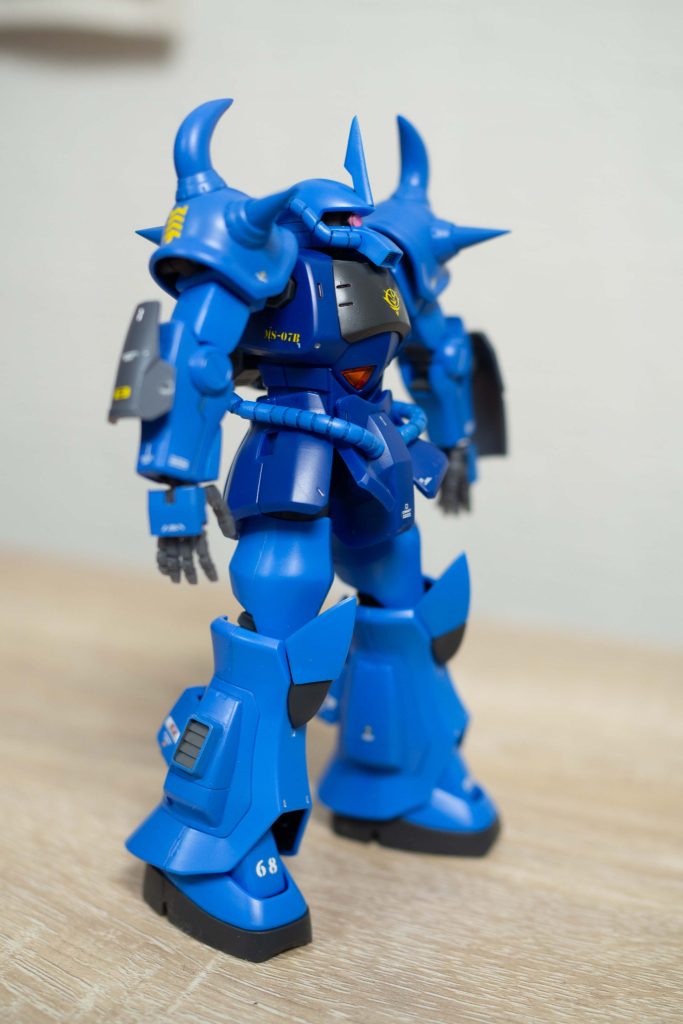 腕の合わせ目消しに失敗したので、小型のシールドを付けてごまかすことにしました(笑)モノアイはレジン使用。コックピットのオレンジは、裏からガンダムマーカーイエローゴールドを塗りました。光の当て方によっては中から光ってるように見えていい感じ。