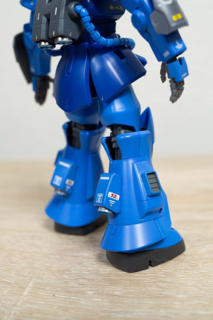 ふくらはぎ横にはダクトを付けて、後ろにはスラスターを追加。スラスターのカバーは、Zガンダムの余剰パーツを使用。