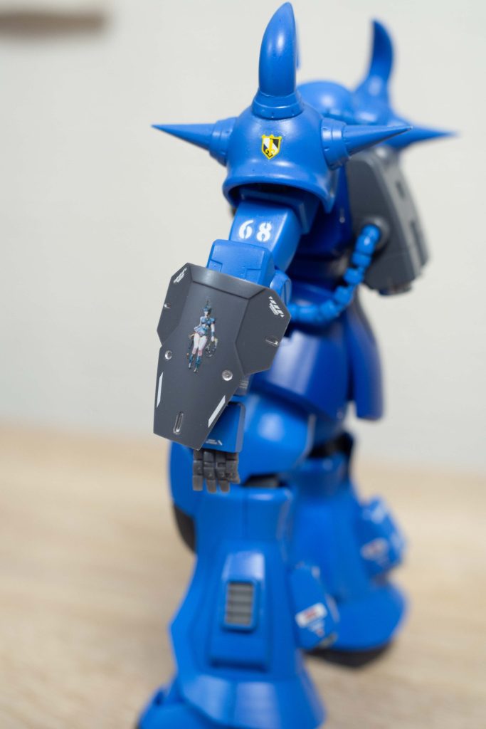 肩アーマーのスパイクを盛ってみました。もりすぎてバランス悪い(笑)こちらのシールドには余ったジオンデカールを使用。こういうところで使わないと余っちゃう(笑)