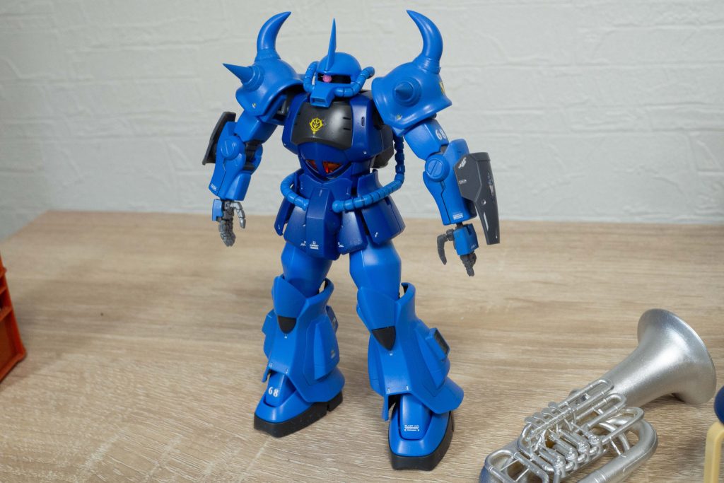 腰アーマーを直して再度撮影。よく考えたら、武器がヒートロッドしかないな(笑)使用したガンダムマーカー・ガンダムライトブルー・イエローゴールド・ガンダムブラック(モノアイ周辺の黒い部分)・ガンダム蛍光ピンク・シャインシルバー・ガンダムメッキシルバー・ガンダムメタブルー加工していない部分は基本的に成形色です。仕上げにプレミアムトップコート半光沢吹いてます。