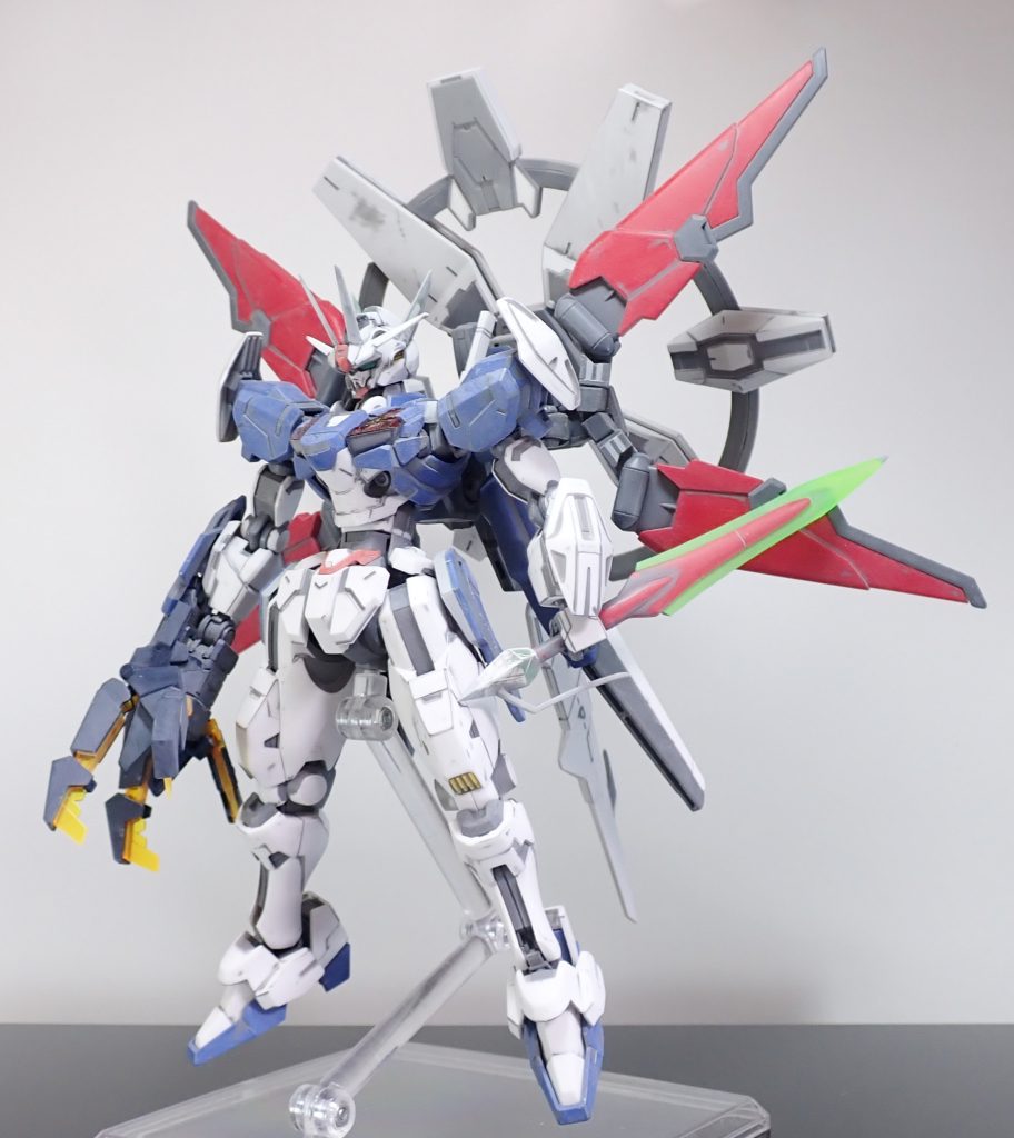 製作途中・右腕部：バンシィのアームドアーマーVNを腕ごと移植。接続はボールジョイントで行いました。・ウイングは神バーニングから。可動ジョイントをポールデンアームズのパーツから製作。・背部のリングはネプテイトウェポンを上下逆さにして使用。・ライフルの先端部分をバルバトスルプスレクスのテイルブレードに変更。・MVSに見立てた短刀はダリルバルデから。