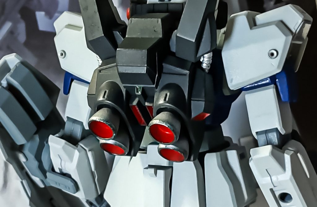 メインスラスターは従来と変わらない4発だが、その間にサブスラスターが2列追加された。それらがフルにバーストされる事で短時間ながら高い加速性能が発揮される。