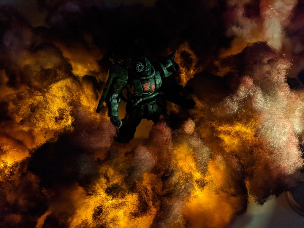 …結果を言えば、ロイドは生き残った。偶然羽交い絞めにしたジムが盾になってブースターの炎を防いでくれ、ザクは黒焦げになったもののロイドは五体満足で生き残り、連邦の捕虜として終戦を迎えた。彼はそこまでの不幸の揺り戻しじゃないかと笑いながら、終戦後に再開した親友で幼馴染で悪友の元上司（実は早い時点で投降し、同じ捕虜になっていた)にこぶしを叩き込んだ…極上の笑顔で…ちなみにこの上司、長い付き合いでロイドの運不運の偏りが大きいと知っており、とりあえず不幸な目に合わせておけば生き残るんじゃね？というところまで計算していた…のだが、それはそれとして殴るのはやめない。最後まで見ていただいてありがとうございます。