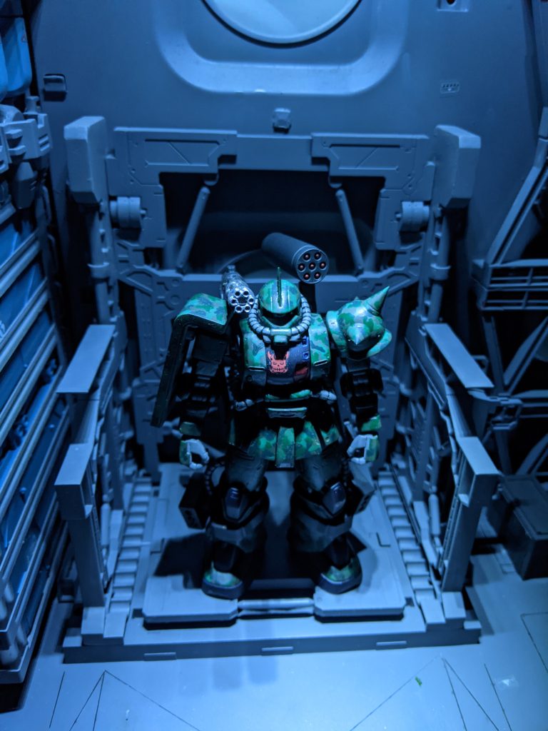 連邦はオデッサに包囲戦を仕掛けてきた。つまり周囲は敵だらけ、包囲の輪がちじまれば自然と中心であるHLS発射場に追い込まれることになる。案の定、ロイドはHLS発射場に追い込まれた。その時点で、ザクは限界寸前、右手は吹き飛び、推進剤は残り少なく、残弾ゼロ、重さを減らすためにガトリングとミサイルポットはとっくに破棄している。もはや投降するしかないかと思い、LETS投降と武装解除しようとした瞬間、彼は見てしまった。