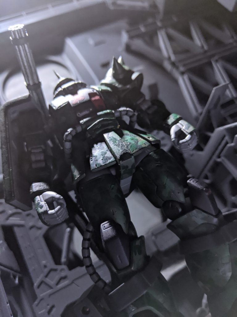 漫画なら頭に？マークが浮かんでいただろうが、その意味はすぐに分かった。彼の迷彩は森林以外ではとんでもなく目立つ、迷彩色とは実はかなり派手なのだ。さっきから追撃の機体が徐々に増えていることがその証明であるQ・E・Dつまりあの意味不明の命令は「囮になって連邦を引っ掻き回せ」という意味である。ジオンのパーソナルカラー持ち＝エースの図式は連邦にも伝わっている。そしてジオンのエースは赤とか青とかとにかく一騎当千であることが多いので、つまり＝で連邦軍兵士のキル数が高いという図式も成り立つ。それは目の敵にもされようというものだ。