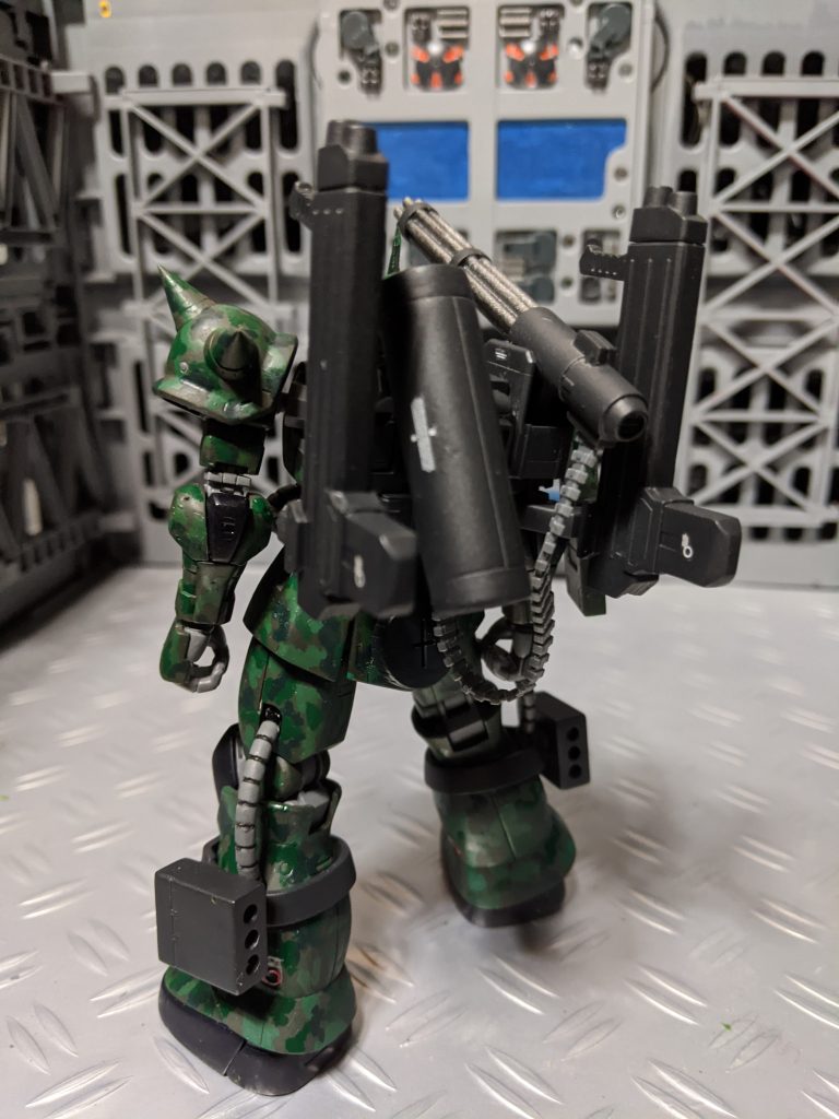 背後には彼を追撃してくる連邦のMSが十数機、いくら火力に優れた機体とはいえ、戦争は数だとどこぞの兄貴も言っていた。「殺す、絶対あいつを殺すまで死なん‼！」現在地はオデッサ、横目で見れば友軍撤退のHLSが打ちあがっている。それはいい。元々、地球撤退のために殿部隊に志願したのは自分だ。おかしくなったのは戦いに闘志を燃え上がらせていたロイドのところに来た上司が開口一番、「戦闘は極力避け、逃げ回れ」という命令を自分だけに下したことだ。