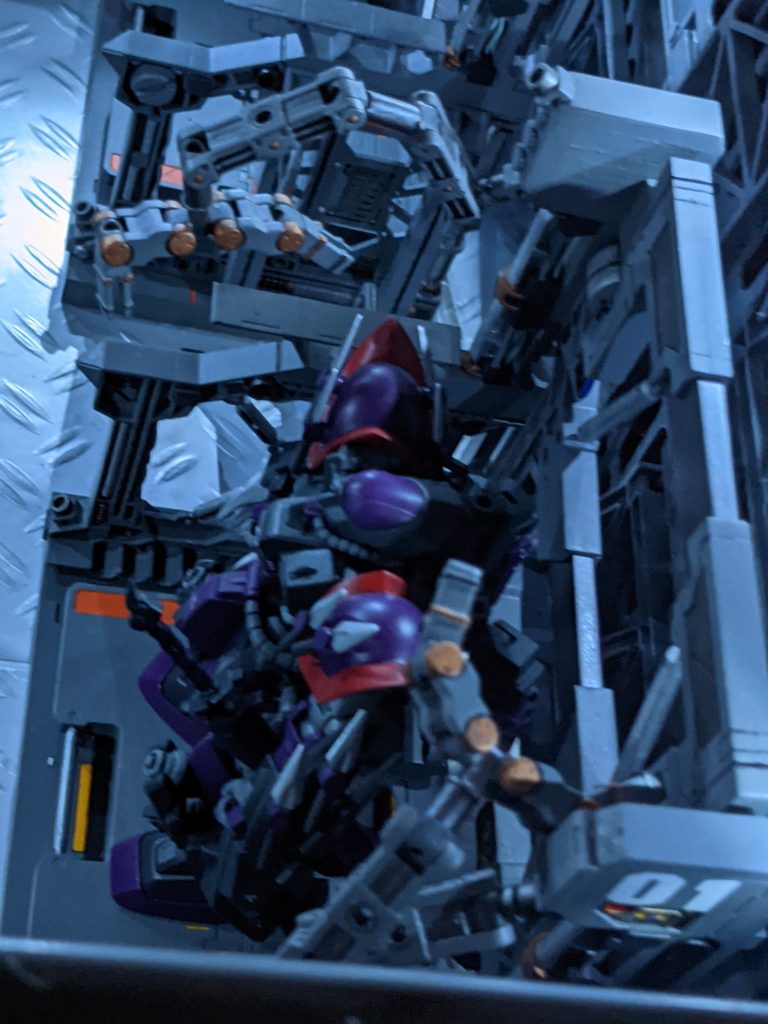 「君はNT能力の一つに他者との精神感応能力があるのは知っているか‽」「戦場の眉唾話としてなら、何でも一人のNTが戦艦のクルーを避難させるのに使ったとかどうとかという」「その話、おそらく本当だ」「マジかよ」「NT研の実験で実際に同様な事例が確認され、それが【バーサーカー】開発の発端になったらしいからな」ロイは語り始めた。ホワイトベースの例を見るとNTではない人間にもNTの精神感応は影響を及ぼしていた。ならば問題は才能ではなく出力となる。そしてNT同士の精神感応においてイメージを贈ることも可能なことは確認されていた。「ということはだ。間違ったイメージを送り込むことは理論上可能ということになる。フレッド君‽今君の目の前にいる私が連邦の憎むべき相手で、そうだな…武器を構えているとしたらどうする‽」「問答無用で撃つだろうな」「そういうことだ。これを連邦相手に使うと周り全ては敵に見えて同士討ちするだろう。あとは生き残った少数を処理すればいい。資源の少ないジオンにとっては喉から手が出るほど欲しい兵器だっただろうな」「ことばがでねえ」