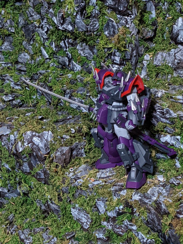 「戦争は終わらない。しかし世代交代位は認められてもいいだろう‽”彼ら”ももう安らかに眠りたいだろう」「…一人じゃねえのか‽」「リビングデット部隊っていうのを知っているか‽」「確かジオンの四肢欠損した傷病部隊だな…まさか…」「少し話はずれるが、人が最もパフォーマンスを発揮する状況とは何かわかるか‽」「生死がかかった状況だ」実際、そういった状況を何度も潜り抜けてきたフレッドは即答した。それに異論はないのかロイもうなづく。「それを前提とすると宇宙世紀になってNTの存在が確認されたことにも理由が付く、我々は宇宙服や隔壁に守られる事で宇宙でも生きていられる。しかし、だ。逆に言えば布一枚、壁一つ向こうに出れば真空と宇宙線で即死する。宇宙にいる間、我々は常に命の危機に直面しているというわけだ。それは新しい能力の一つや二つ発現してもおかしくはないと思わないか‽」「…そりゃあ環境適応だろ‽ダイクン様のNT論とは違うんじゃないか‽」「さて、何を持ってNTというのか明らかにしないまま彼の御大は遠い所に行ってしまったからな、話を戻すが、そんな宇宙という空間で戦場という極限まで命の危険を感じる環境にハンデを背負って居続けた場合、NTに目覚める可能性はどれだけ高まるのだろうな‽実際、サンダーボルト宙域で部隊壊滅する間際には傷病兵の一人がNTに覚醒したという話もある」