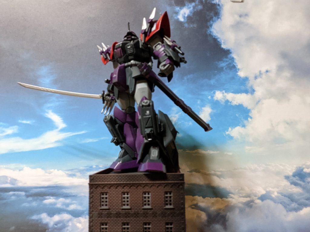 これは確かに文字通りの意味で一騎で千に当たるの故事を体現する兵器だ。影響範囲次第では万にも届くかもしれない。兵器の質など関係ない…いやむしろ強力であればあるほど被害は拡大する。しかも精神感応など防ぐ手段も思いつかない。「その【バーサーカー】があっちゃいけない兵器だってのはわかった…が、一つ聞きたい。あんたこれを回収ではなく破壊といったな‽袖付きも懐事情はよくないだろう」「…ロマンチストかもしれないがね、戦争とはいえ超えてはいけない一線というのはあると思うんだよ。これを開発したのはNT研と言っただろう‽それだけで察してくれ…詳細を語りたいとは思えないんだ」「そりゃ…」ジオンの闇ともいえるNT研、そしてあからさまにNT能力を利用した兵器…NT能力の機械化はこの時代になってもなされていない。となれば、だ…どう転んでもろくでもない話にしかならない。